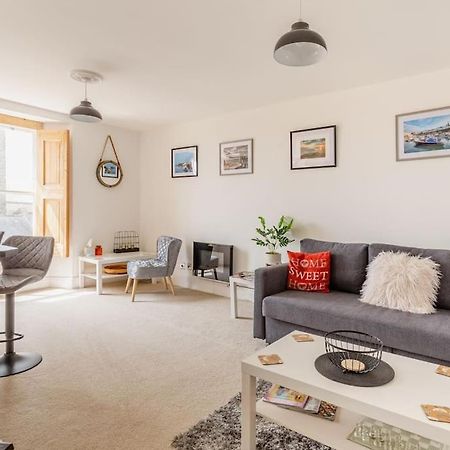 Modern Flat With Island Views In Heart Of Tenby Exteriör bild