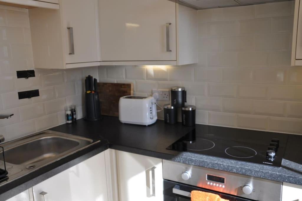 Modern Flat With Island Views In Heart Of Tenby Exteriör bild