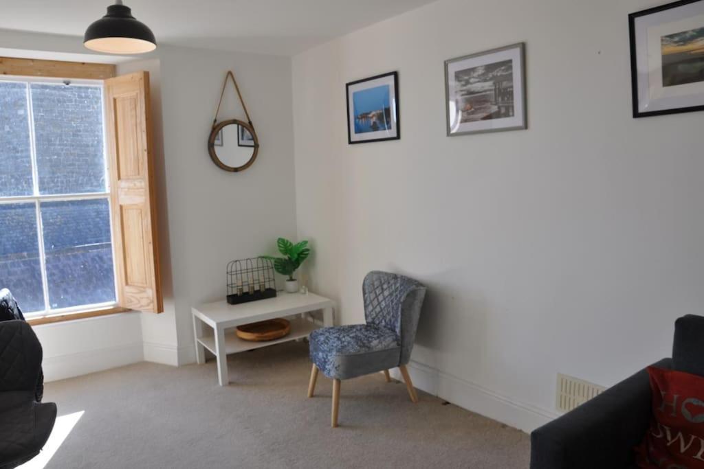 Modern Flat With Island Views In Heart Of Tenby Exteriör bild