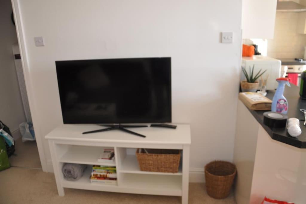 Modern Flat With Island Views In Heart Of Tenby Exteriör bild