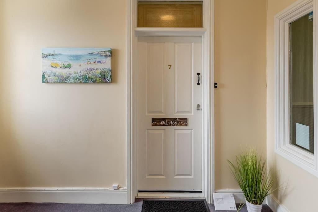 Modern Flat With Island Views In Heart Of Tenby Exteriör bild
