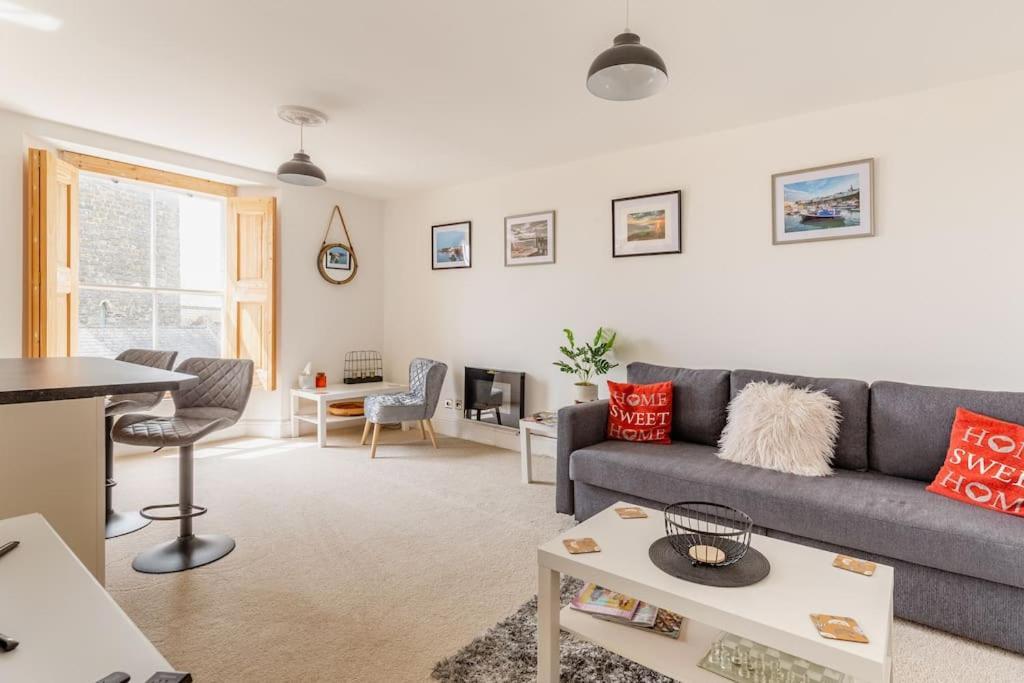 Modern Flat With Island Views In Heart Of Tenby Exteriör bild