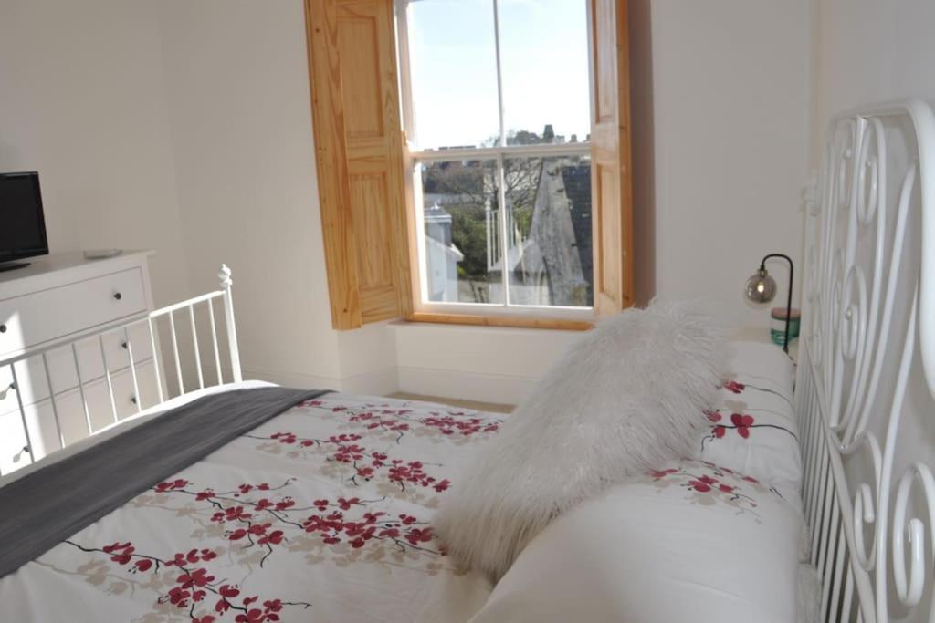 Modern Flat With Island Views In Heart Of Tenby Exteriör bild