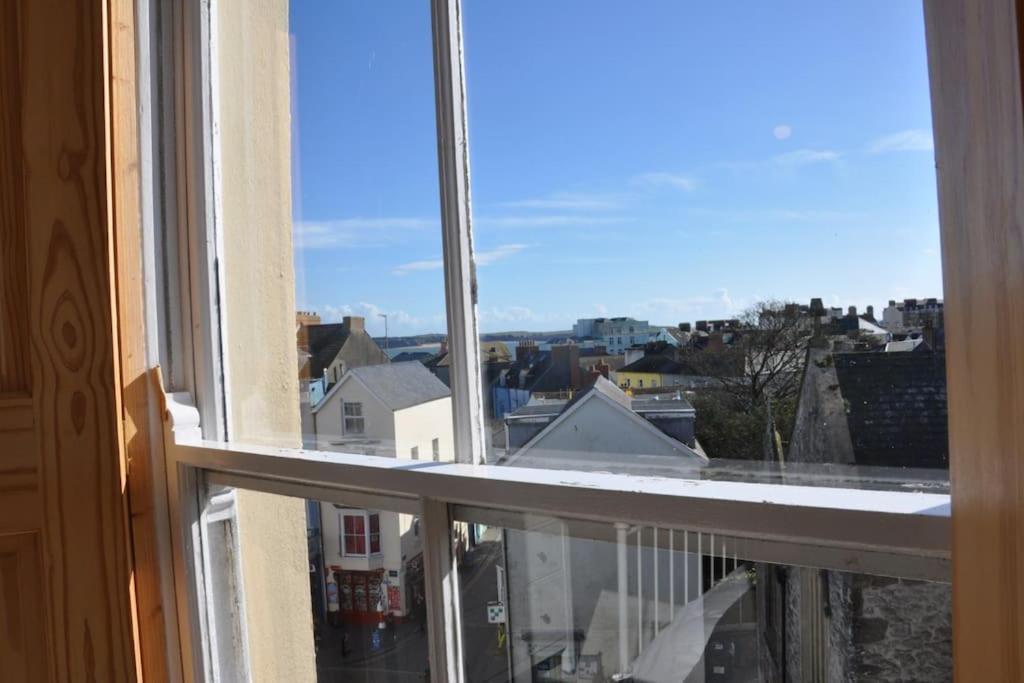 Modern Flat With Island Views In Heart Of Tenby Exteriör bild