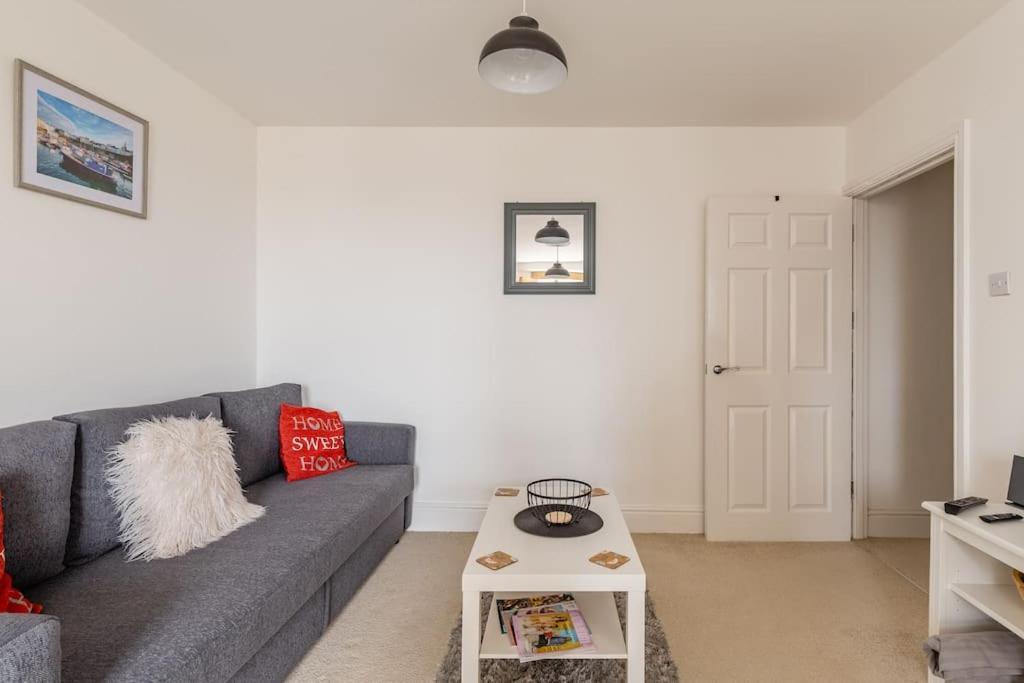 Modern Flat With Island Views In Heart Of Tenby Exteriör bild