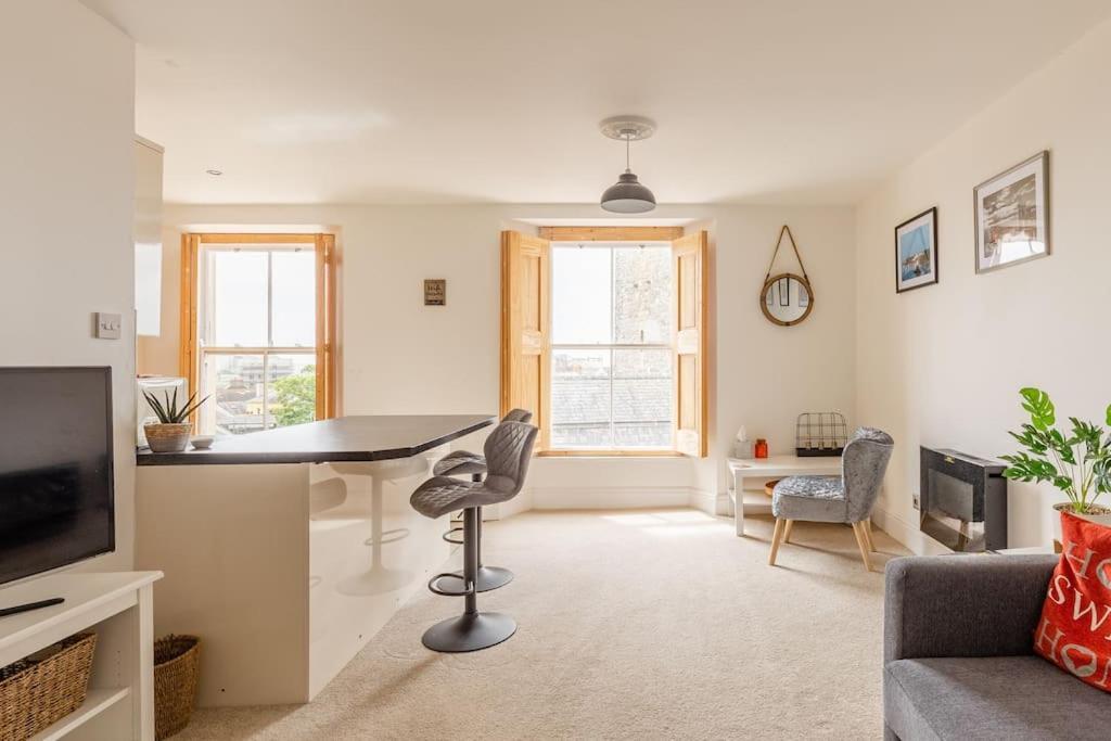 Modern Flat With Island Views In Heart Of Tenby Exteriör bild