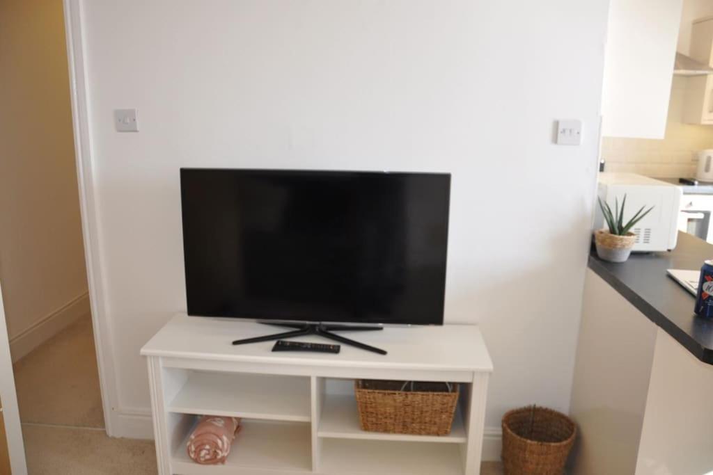 Modern Flat With Island Views In Heart Of Tenby Exteriör bild