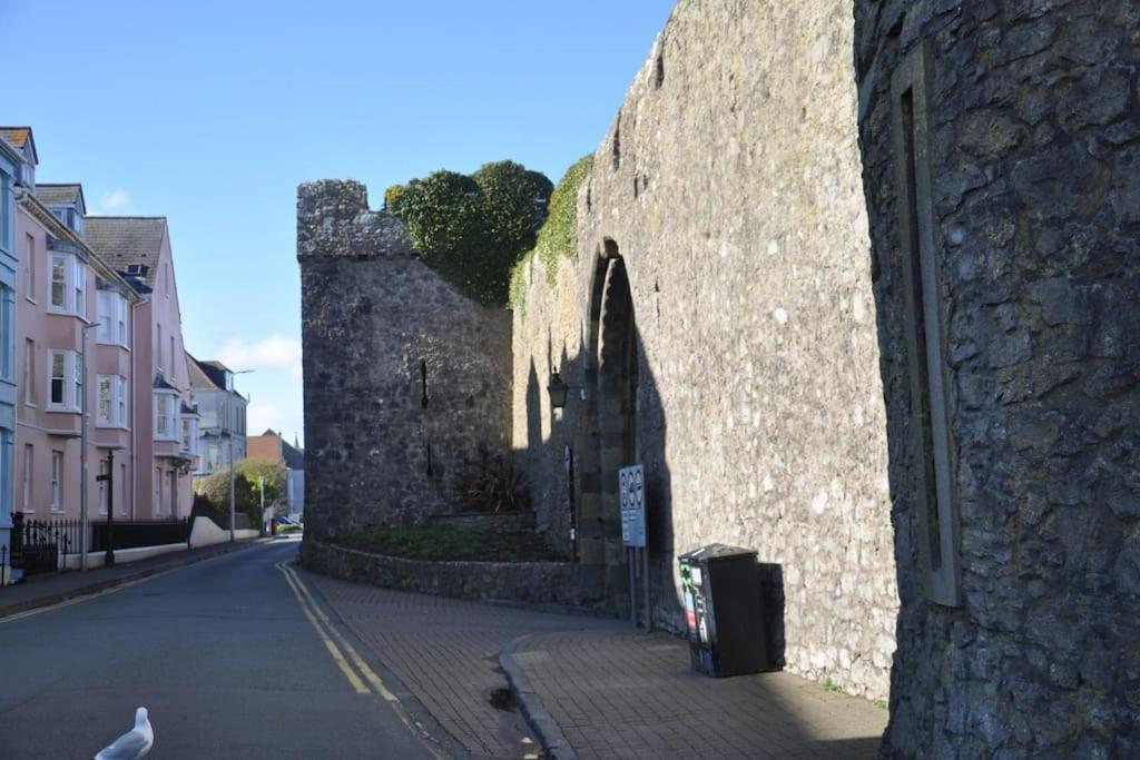 Modern Flat With Island Views In Heart Of Tenby Exteriör bild