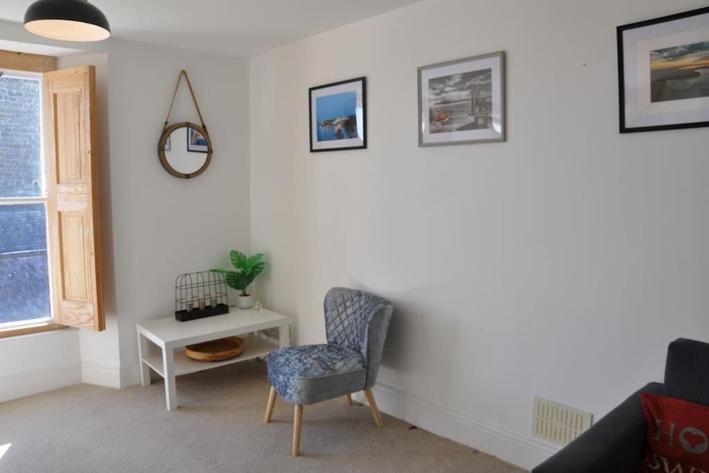 Modern Flat With Island Views In Heart Of Tenby Exteriör bild
