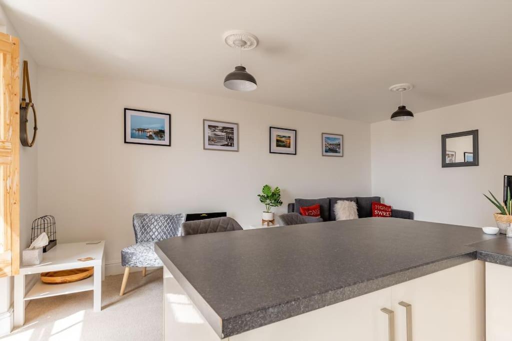 Modern Flat With Island Views In Heart Of Tenby Exteriör bild