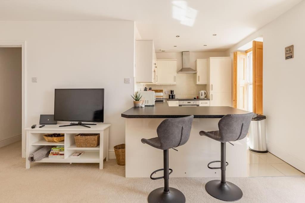 Modern Flat With Island Views In Heart Of Tenby Exteriör bild