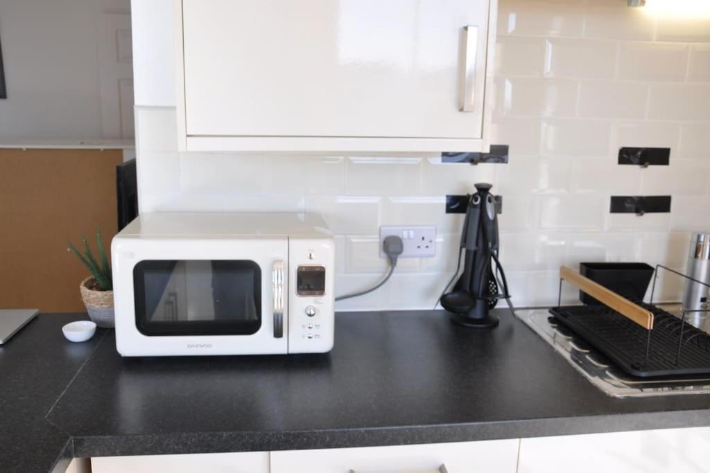 Modern Flat With Island Views In Heart Of Tenby Exteriör bild