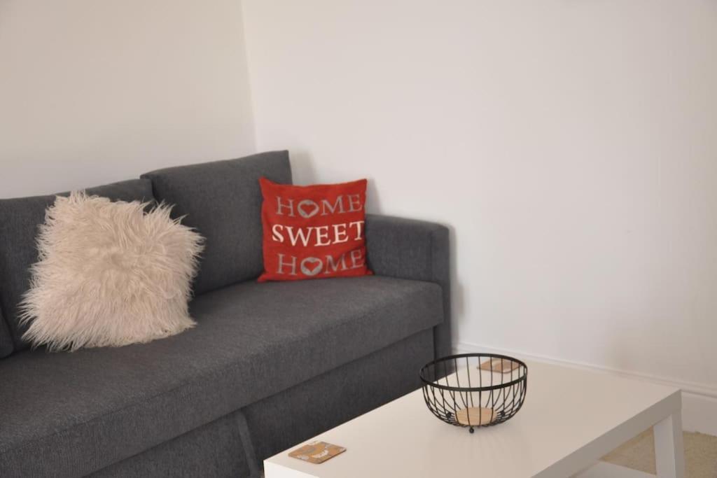 Modern Flat With Island Views In Heart Of Tenby Exteriör bild